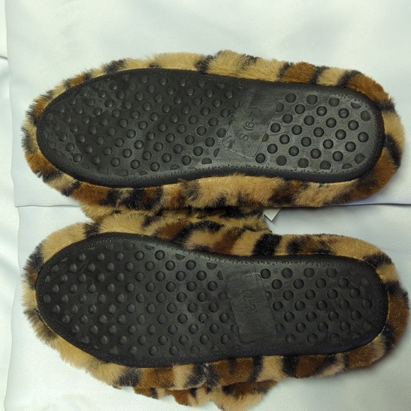 Ladies 6 - 7 cheetah print slippers NWT - Picture 2 of 4